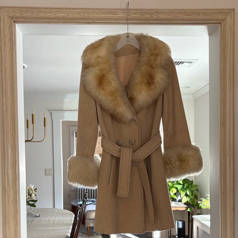 VINTAGE Stylish Tan Coat with Faux Fur Trim 👢